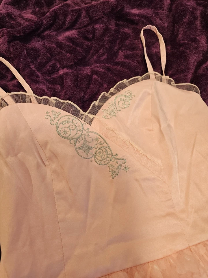 Vestido Her Universe Hot Topic Wicked Glinda Volantes Mariposa L Rosa Juegos con disfraces Foto 2 de 3