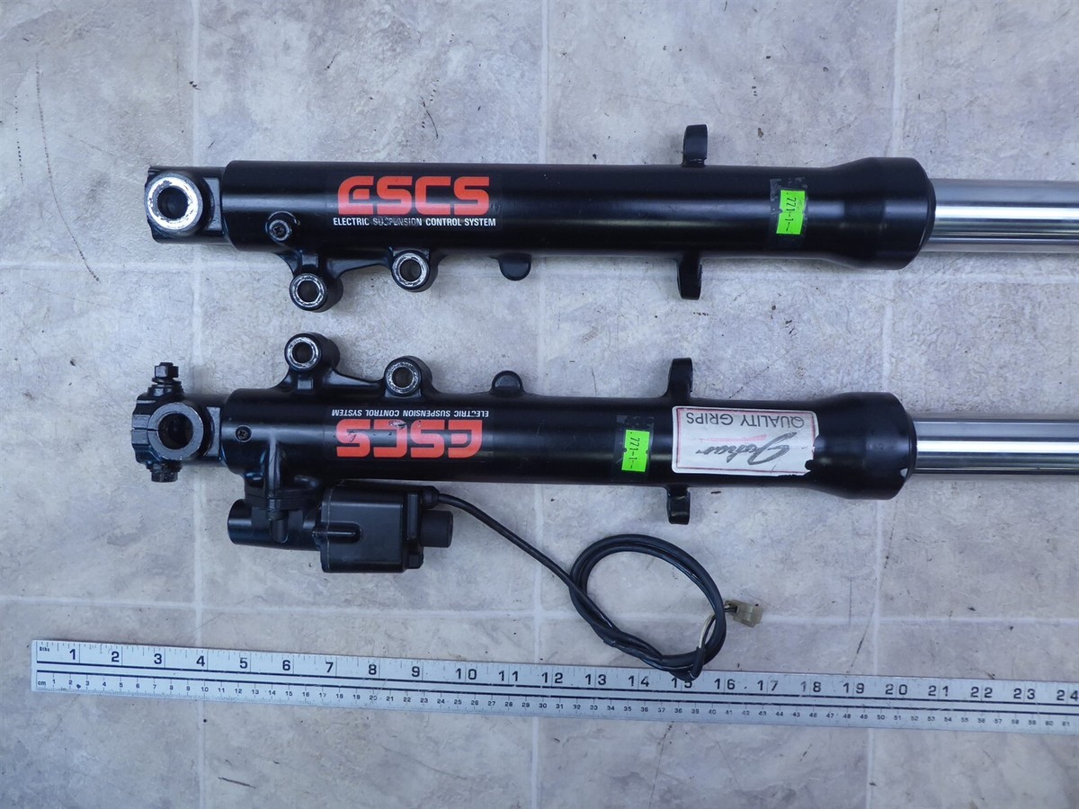 1988 Kawasaki ZX600C Ninja K771-1) left and right front forks