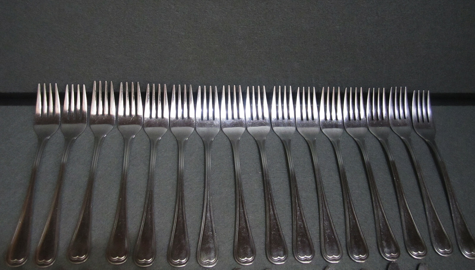 30 pcs Stainless 18/8 Sliverware Flatware 16 Dinner Forks & 14 Dinner Knives 