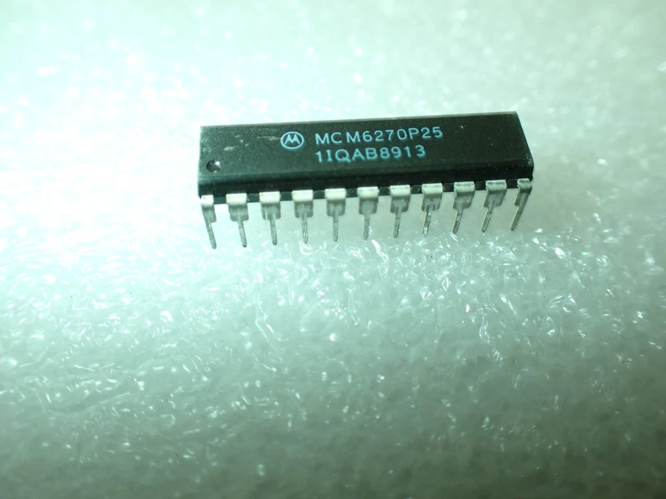 Motorola MCM6270P25 4Kx4, 16K SRAM 25ns DIP22 UK STOCK, RETRO COMPUTER REPAIS - Image 2 of 4