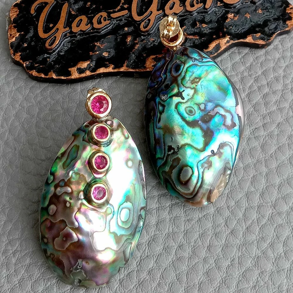 Aretes colgantes pavé circonita cúbica roja con concha de abulón natural Foto 4 de 4