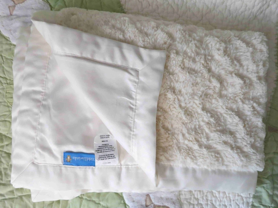 Tiddliwinks Crema Marfil Blanco Esponjoso Roseta Felpa y Satén Bebé Niña Manta Usada en Excelente Condición Foto 3 de 4