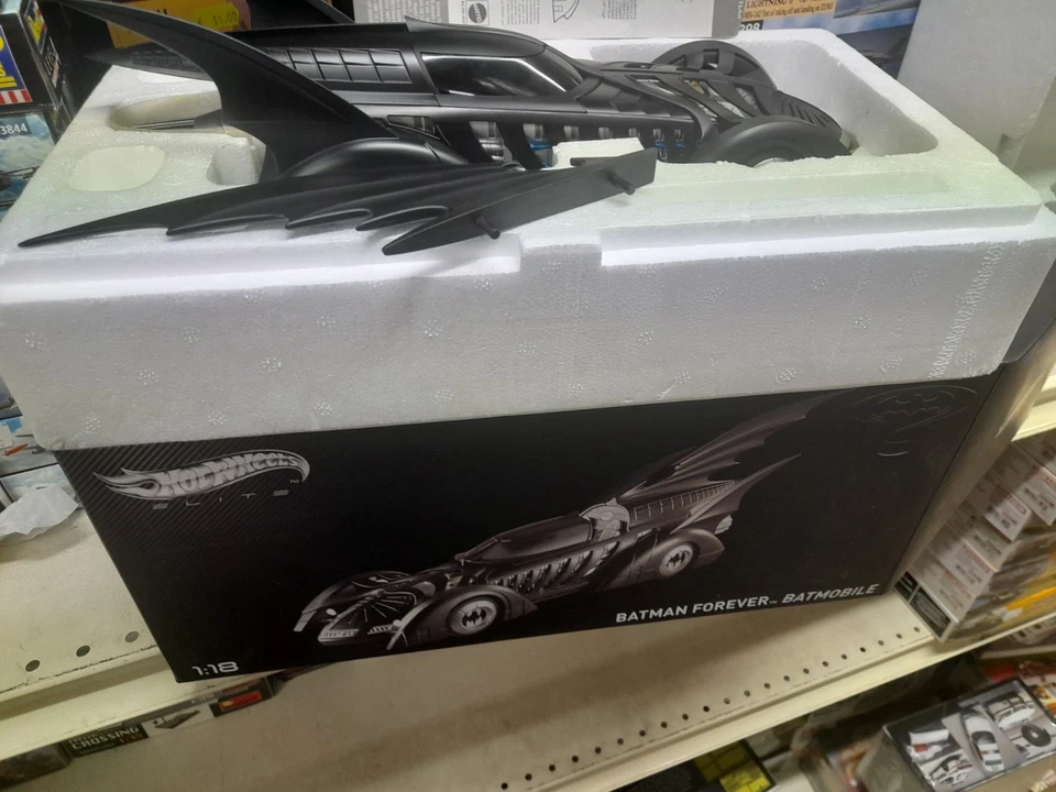 Hot Wheels Elite BCJ98 Batmobile "Batman Forever" 1/18 - Immagine 2 di 3