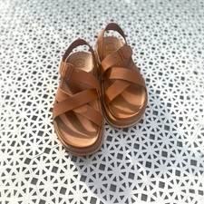 NWOB ChacoTownes Midform Women  s Sandals In A Cashew Color Size 7