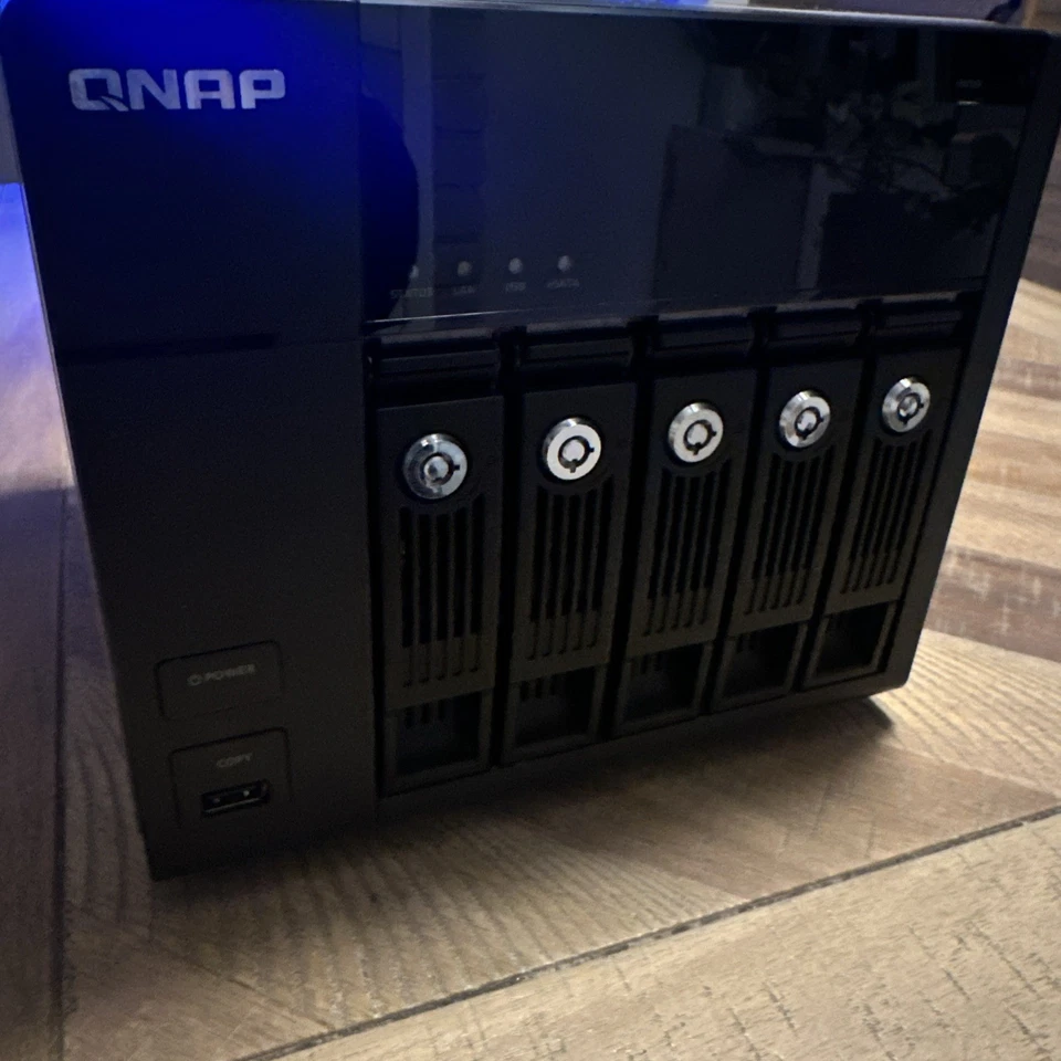 Almacenamiento conectado en red con cable de alimentación QNAP TS-659 Pro II,18 TB 6 bahías de discos Foto 4 de 4