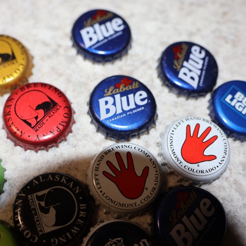 25 BEER BOTTLE CAPS MIXED LOT VINTAGE COLLECTING CRAFT PROJECTS - Picture 4 of 9