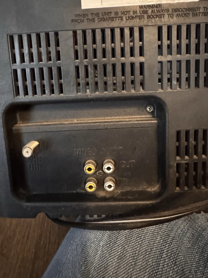 TV colorida BrokSonic 9" - VCR combo modelo CTSGT-2799C VHS VCR não funciona - Imagem 3 de 4