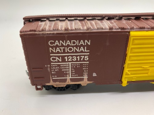 HO Scale Canadian National 40' Box Car #123175 Brown with Yellow Door. - Picture 2 of 11