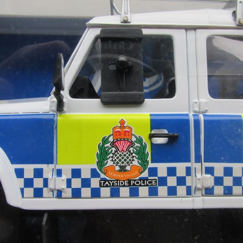 1:18 UNIVERSAL HOBBIES LAND ROVER DEFENDER 110 SERIES Tayside Police. - Picture 2 of 7