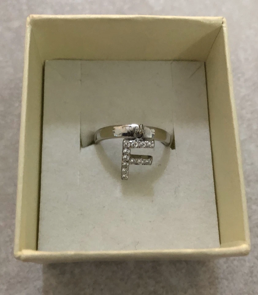 Anello in argento 925 con iniziale. Argento rodiato e zirconi - Immagine 2 di 3