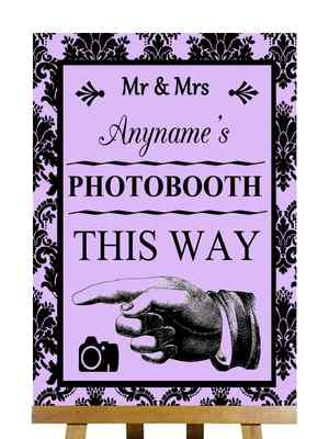 Flieder schwarzer Damast Photo Booth zeigt links personalisiert Hochzeitsschild