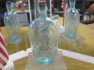 VIBRANT AQUAMARUNE BLUE GXII 36 UNION CLAPSED HANDS/WREATH 1/2 PINT FLASK.