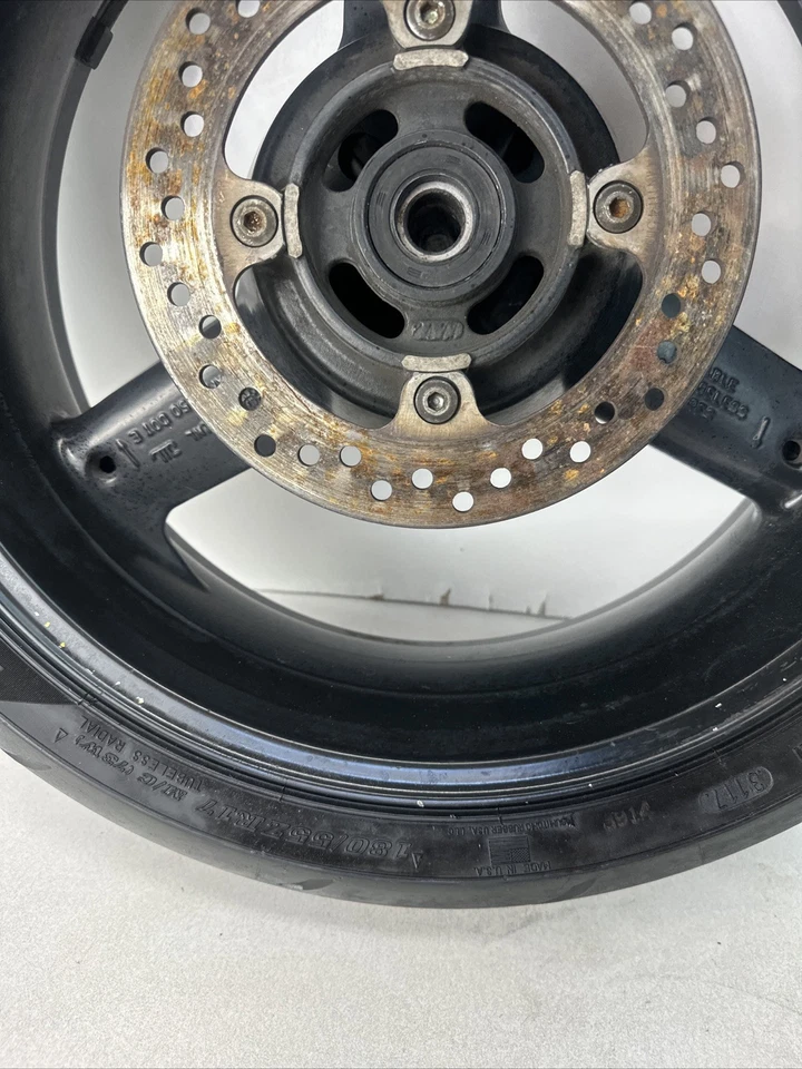 Llanta trasera Triumph Daytona 600 2004 con rotor de piñón recto negro Foto 2 de 4