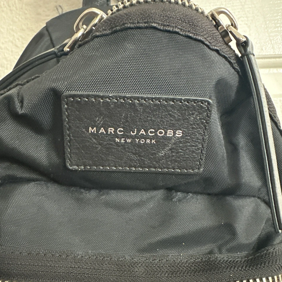 Mochila negra Marc Jacobs Mini Biker de nailon. "Excelente estado 12,5""x10""" Foto 2 de 4