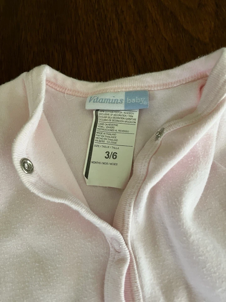 Vitaminas Bebé Una Pieza Rosa Talla 3-6 Mos Dulce Bebé Bordado en los dedos de los pies  Foto 4 de 4