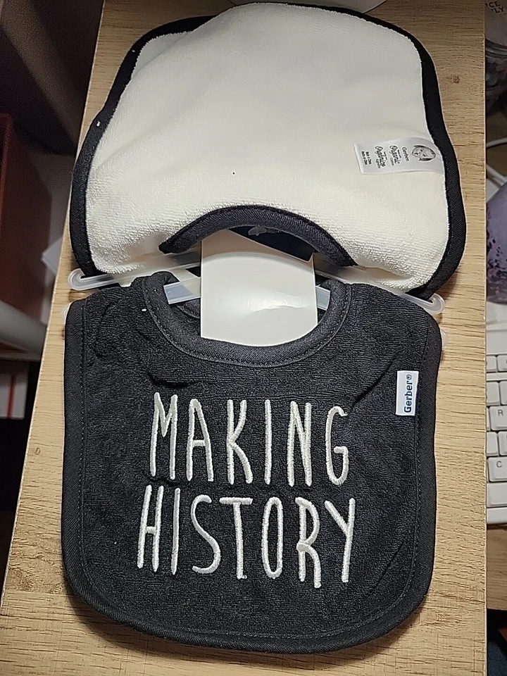 Paquete de 3 baberos Gerber Baby algodón orgánico dinosaurios negro y crema Foto 4 de 4