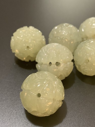 One Vintage Carved Chinese Bead Celadon Green Serpentine Jade Round Bats 22mm - Picture 4 of 7