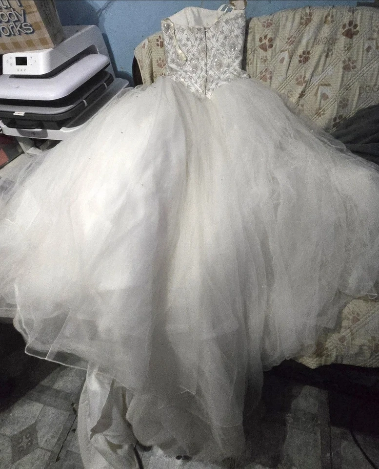 David's Bridal White Princess-Style Gown with Crystal/Bead Embellishments Size 8 - Image 4 of 4