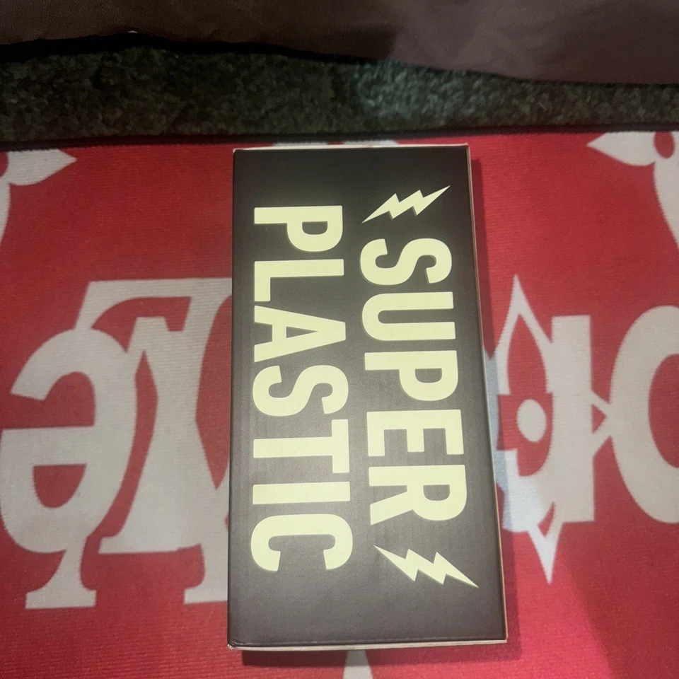 夜光绿色 SuperKranky 8 英寸高乙烯基人偶超塑料 x Sket One — 第 2/4 张图片