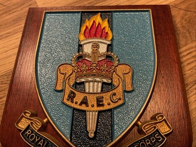 HANDBEMALTE BRITISCHE TRUPPEN DIE R.A.E.C. BILDUNGSKORPSSCHILD/PLAKETTE