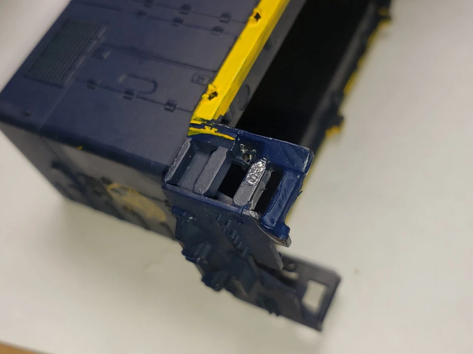 AS IS HO SCALE ATHEARN SDP40 DAMAGED MISSING PARTS CLIPS  DAMAGED Roof MISSING  - Image 3 of 4