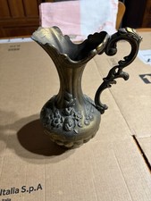 Vaso Brocca Vintage in peltro con decorazioni floreali in rilievo Italiano