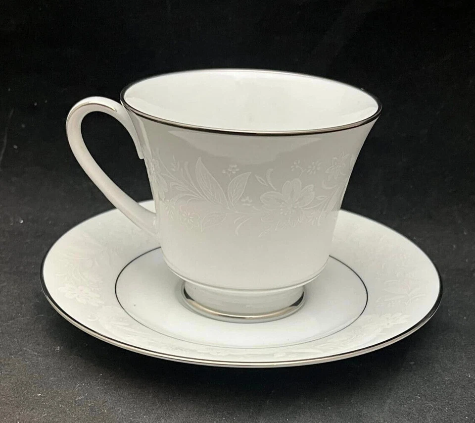 Tazas de té y platillos Noritake Ranier (juego de 3) - borde floral blanco sobre blanco Foto 3 de 4