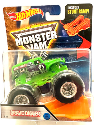 GRAVE DIGGER GREEN Hot Wheels MONSTER JAM 1/64  RARE 2015 With STUMP RAMP#33