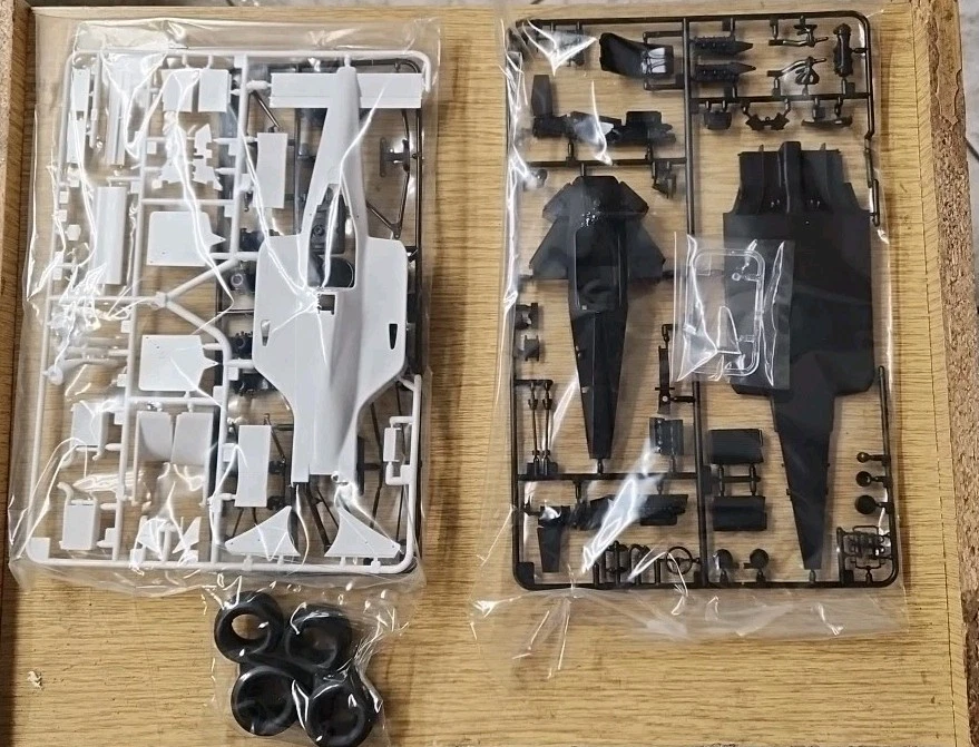 TAMIYA 1/20 F1 MCLAREN MP4/4 KIT SENNA + TOP STUDIO MP4/4 DETAIL UP KIT MD29011 - Immagine 2 di 4
