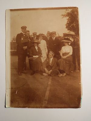 Schüler oder Studenten & Frauen mit Hut auf dem Tennisplatz - Tennis - Foto