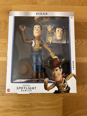 Figura Action Mattel Pixar Spotlight Series Woody 23,4 Cm - 20+ Punti Articolazione, 2 Teste E 2 Mani Intercambiabili, Con Scatola Vetrina