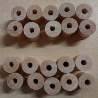 20 Holzspulen, Garnrollen in  naturholz Höhe 1,2 cm , D 9 mm NEU ( St. 15 Cent )