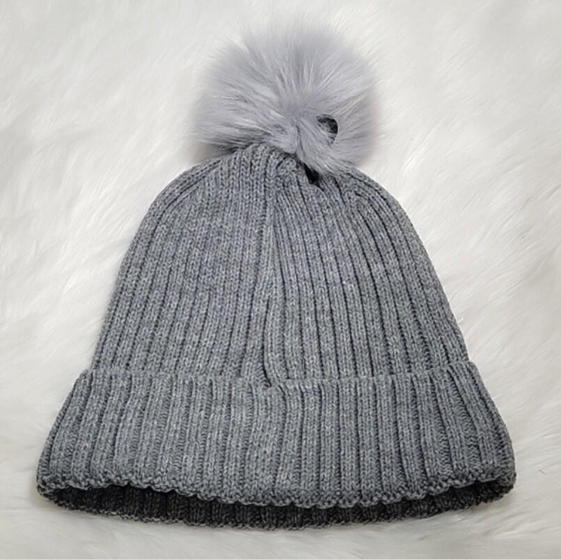 ぽむ New, Steve Madden grey knit ribbed fleece lined beanie pom pom