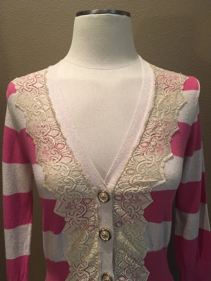 Cárdigan suéter Charlotte Tarantola M rosa y marfil a rayas de algodón con ribete de encaje Foto 3 de 4