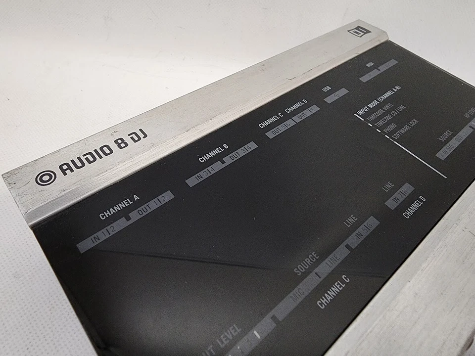Native Instruments AUDIO 8 DJ Interface Audio - Image 2 of 4