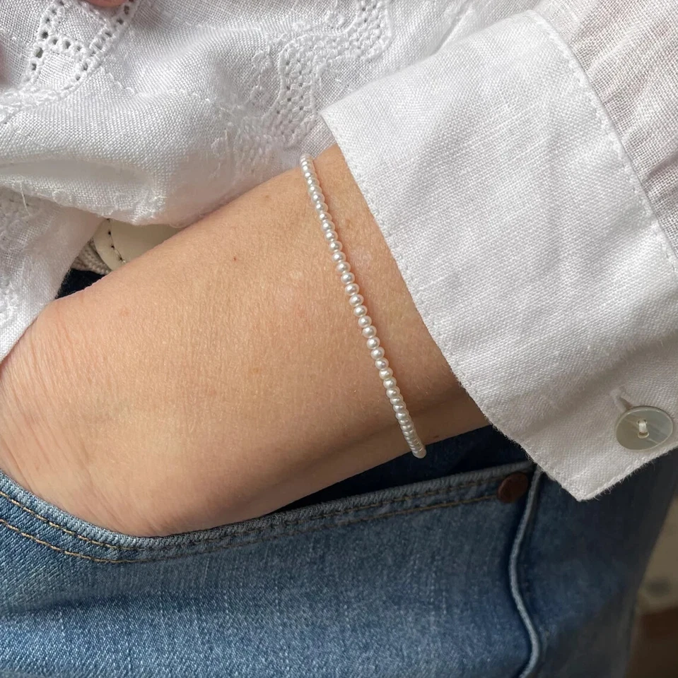 Brazalete de perlas minimalistas redondas blancas pequeñas de alto brillo AAA+ de 3 mm Foto 2 de 4
