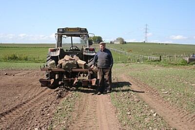 Foto 6x4 Planting the Neeps Lethenty\/NJ8041 Farmer Jim Freundness erklären c2009