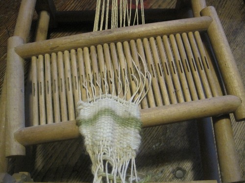 VTG Wooden Tabletop Weaving Loom -11"X8.75"X6" SEE PHOTOS-FOR PARTS? - Picture 2 of 4