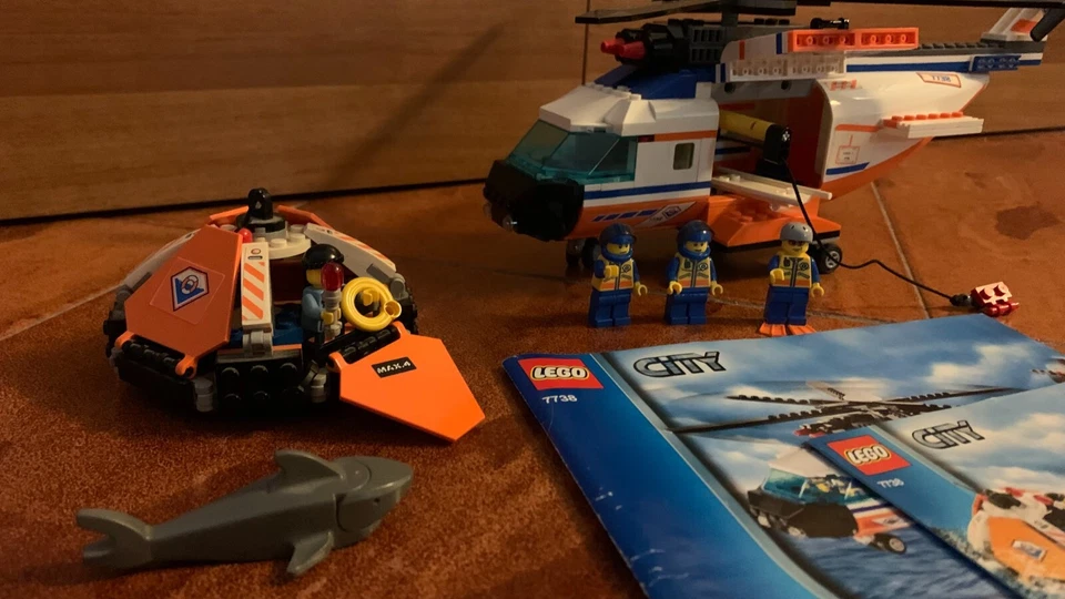 LEGO City 7738 Coast Guard Helicopter and Life Raft, foto 2 di 4