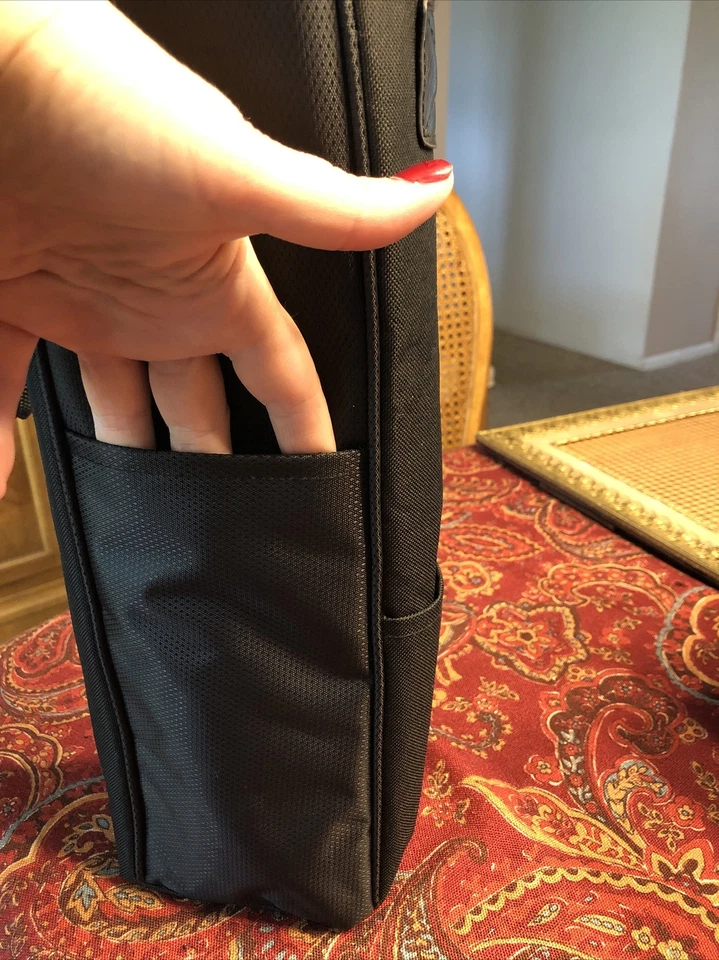 Bolso de Mano Leeds Negro Botella Única Aislante de Vino Con Bolsillos, Correa Ajustable Foto 2 de 4