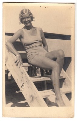 Ferien Frau im Badeanzug Bademode Strand BeachGirl Fashion Style RPPC Varna 1935