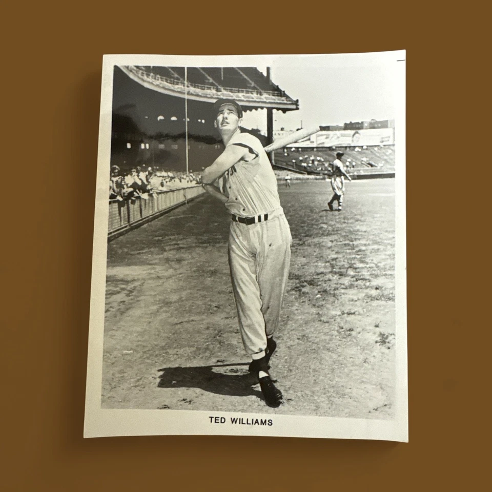 Imagen de Ted Williams 1941 balanceando un bate en Fenway Park Foto 2 de 3