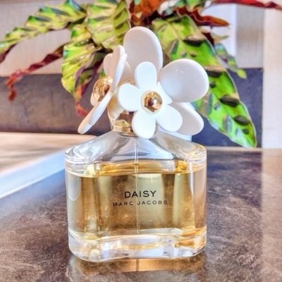 Marc Jacobs Daisy Women's Eau de Parfum Fragrance Perfume Bottle with Floral Cap