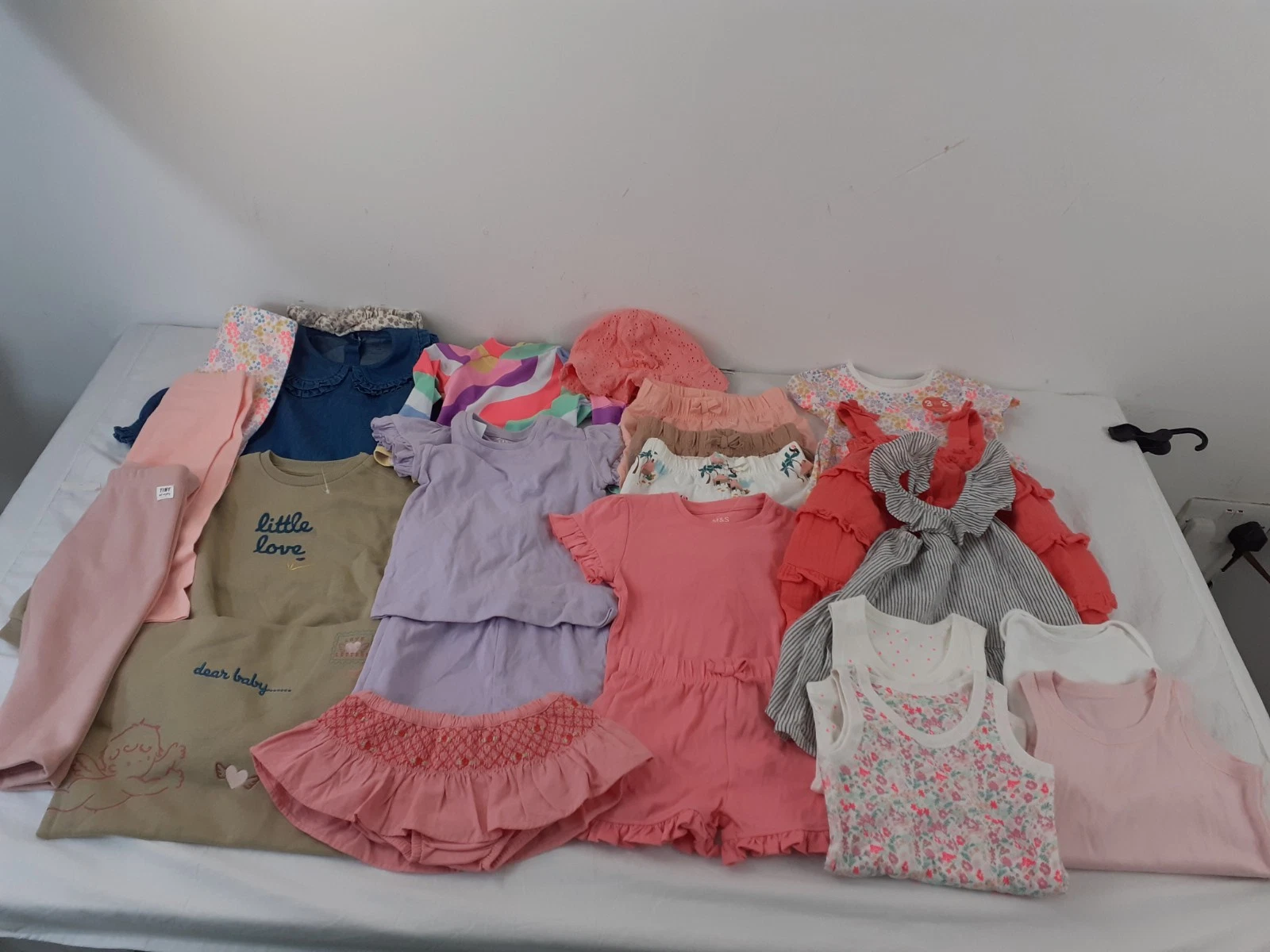 M&S Baby Girl 23pcs Summer Clothes Size 9-12 Months T-Shirts Swimwear Shorts NEW
Opens in a new wind