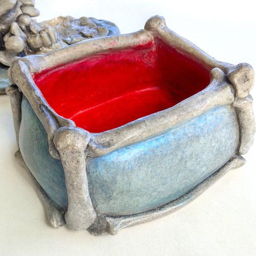 Collectible Ornamental Pirate Skull & Bones Trinket Box, Handmade in Cast Stone - Picture 14 of 18