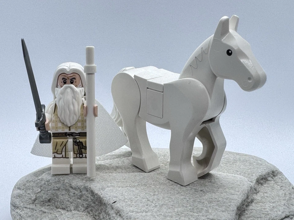 LEGO® Herr Der Ringe Minifigur Gandalf der Weiße aus 11377 Minas Tirith Pferd - Bild 1 von 1