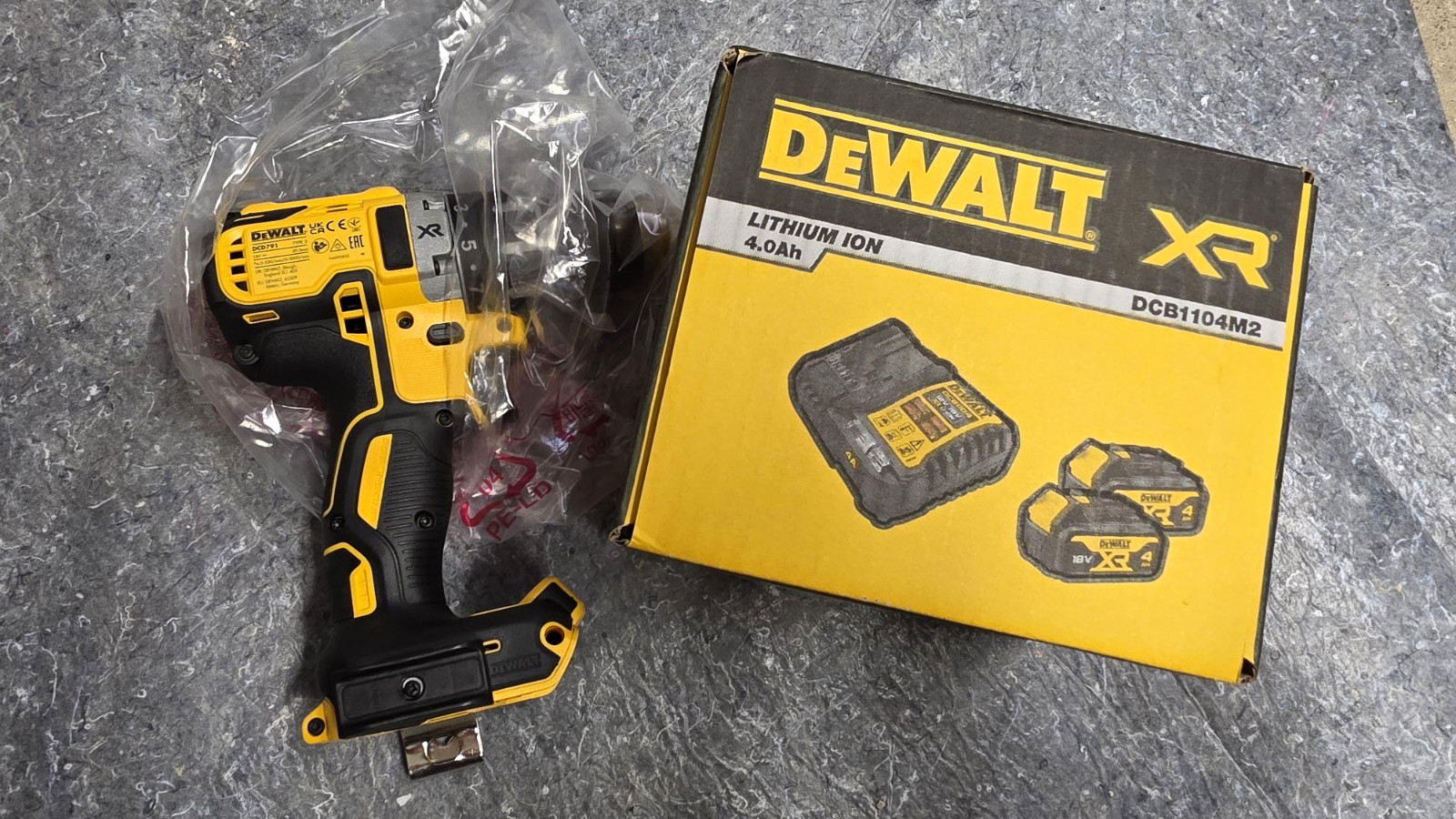 DEWALT XR DCD791 18V Akku-Bohrschrauber Set 2x 4,0Ah Li-Ion + Ladegerät