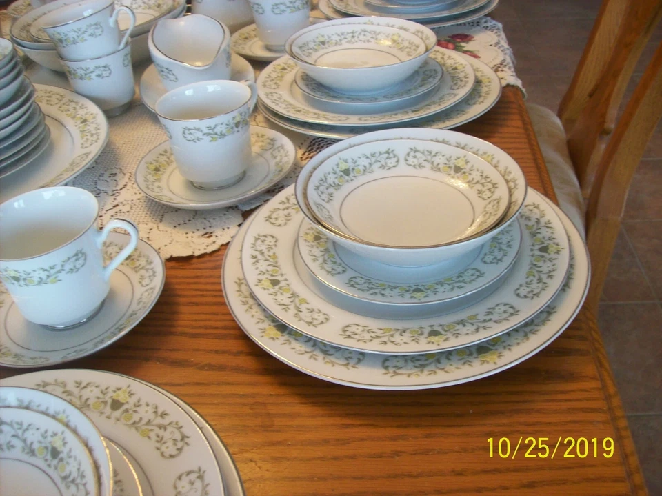 China Esterlina Patrón Florentino 114 Piezas Porcelana Amarillo y Blanco Floral  Foto 2 de 4