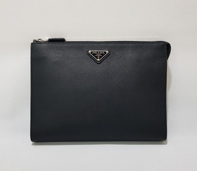プラダ レザー トライアングル ロゴ プレート クラッチ 2VF052 Prada Men's Safiano Triangular Logo Clutch Bag 2VF030