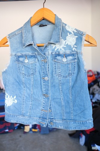 A.N.A A New Approach Denim Jean Vest Womens Sz Large Light Wash Flower Stitching - Picture 4 of 11